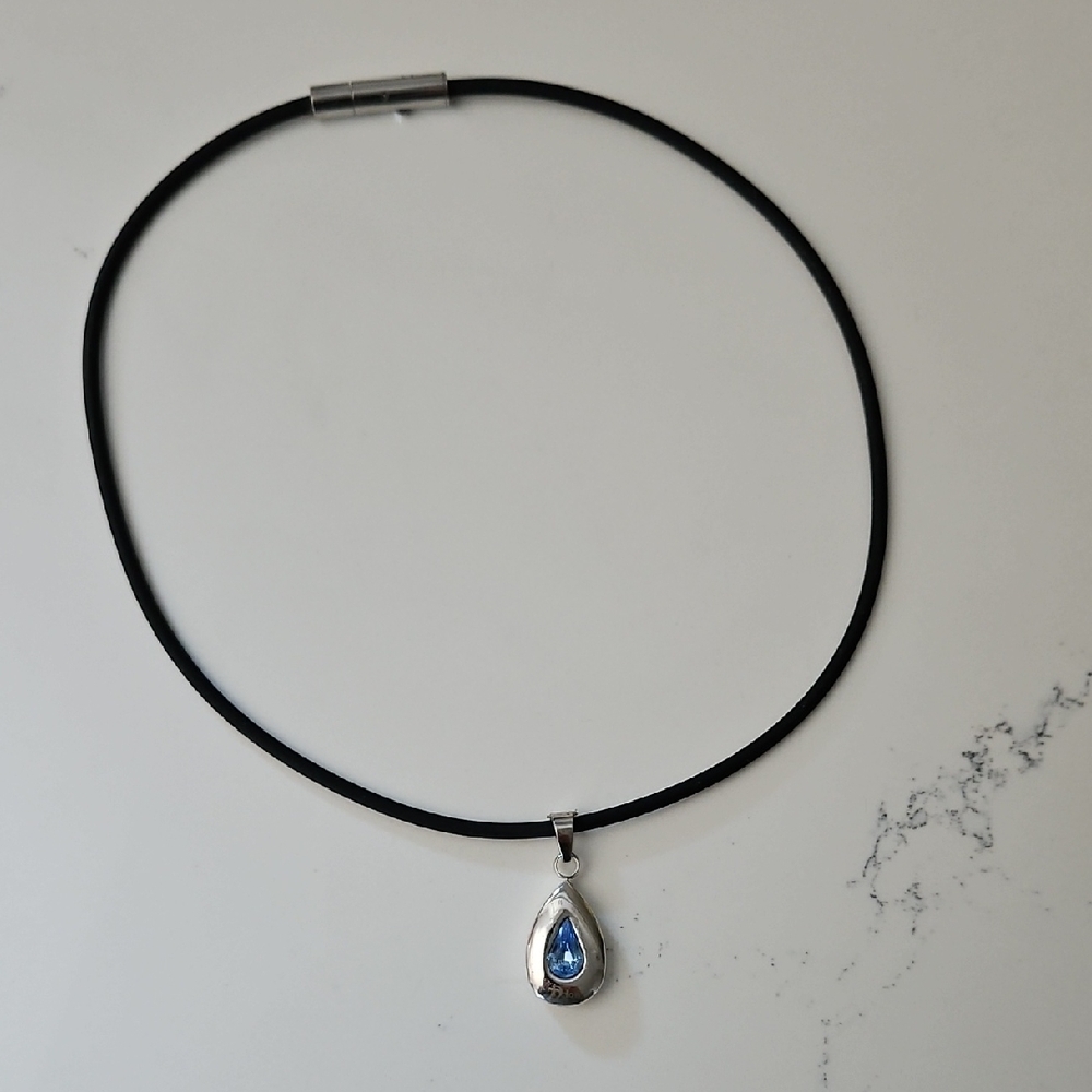Elegant Silver and Blue Pendant Necklace